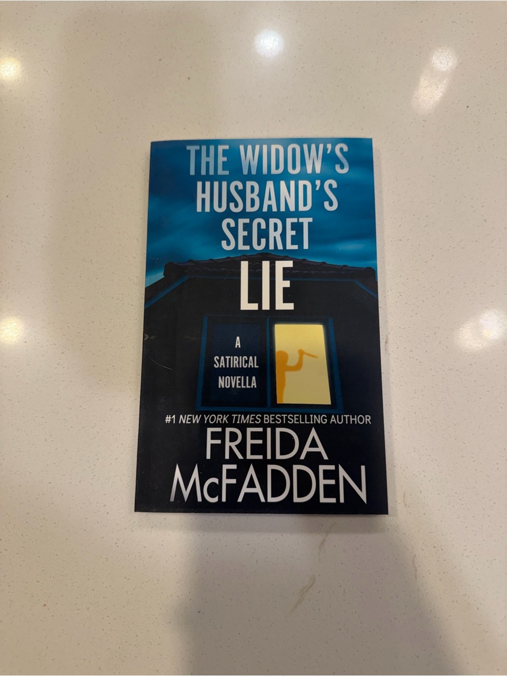 The Widow's Husband's Secret Lie by Freida McFadden - Blue/Black Paperback